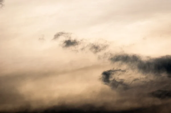 Tmavé mraky na obloze — Stock fotografie