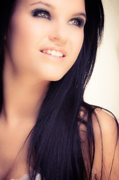 Closeup veselá mladá žena s úsměvem — Stock fotografie