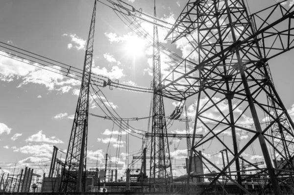 Hoogspanning elektrische torens tegen hemel — Stockfoto