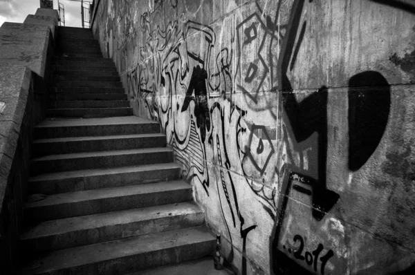 Grafiti ile eski taş staris — Stok fotoğraf