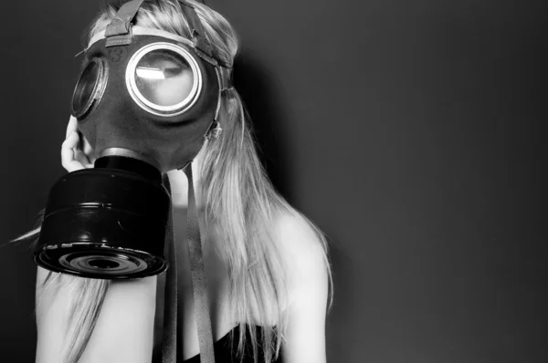 Kobieta w gasmask — Zdjęcie stockowe