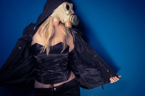 Chica en máscara de gas contra fondo azul —  Fotos de Stock