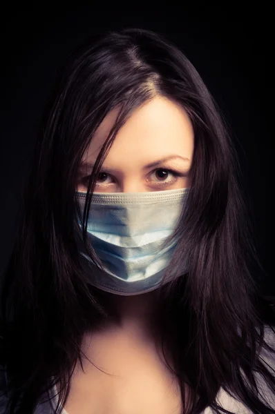 Jovem mulher em uma máscara protetora — Fotografia de Stock