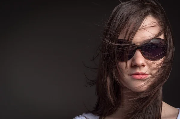 Giovane donna con occhiali da sole — Foto Stock