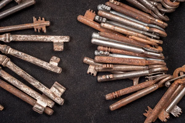 Un gran grupo de llaves oxidadas —  Fotos de Stock
