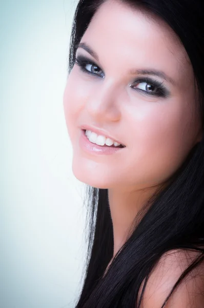 陽気な若い女性の笑顔のクローズ アップ — ストック写真