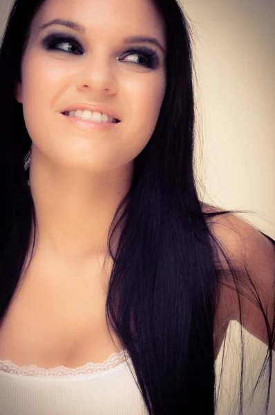 Closeup veselá mladá žena s úsměvem — Stock fotografie