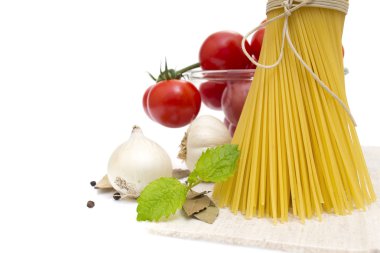 spagetti, cherry domates, soğan, sarımsak, defne yaprağı, biber beyaz zemin üzerine