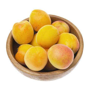 Ahşap kase beyaz arka plan üzerinde izole olgun kayısı