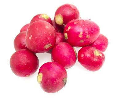 Beyaz arkaplanda taze turplar izole edildi