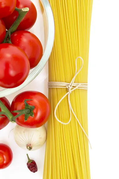 stock image Spaghetti, cherry tomatoes, onions, garlic, bay leaf, pepper on