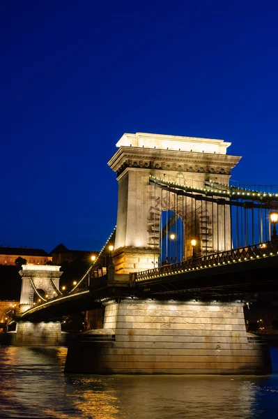 Vue de nuit du pont de la chaîne à Budapest, Hongrie — Photo