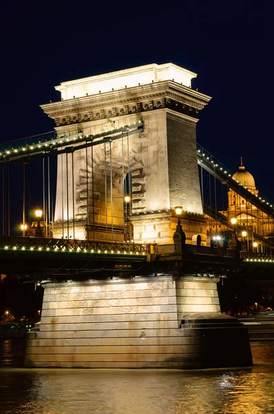 Natteudsigt over kædebroen. Budapest, Ungarn - Stock-foto