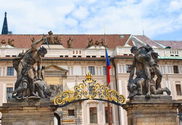 Grupo Esculturas por la puerta del castillo de Praga — Foto de Stock