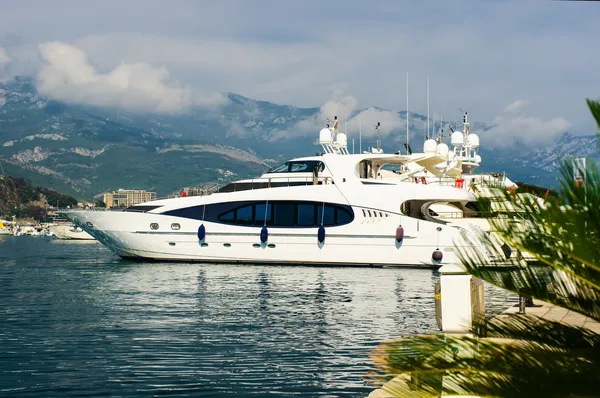 Lyxyacht i hamnen. Budva. Montenegro — Stockfoto