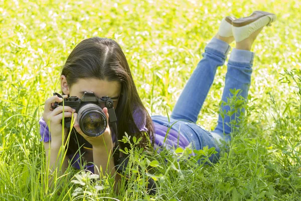 Young girl taking photos — Stock Photo, Image