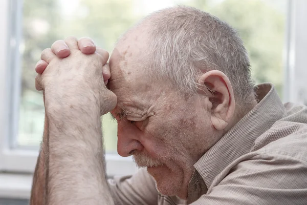 Öreg ember imádkozik — Stock Fotó