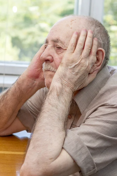Senior homem pensando — Fotografia de Stock