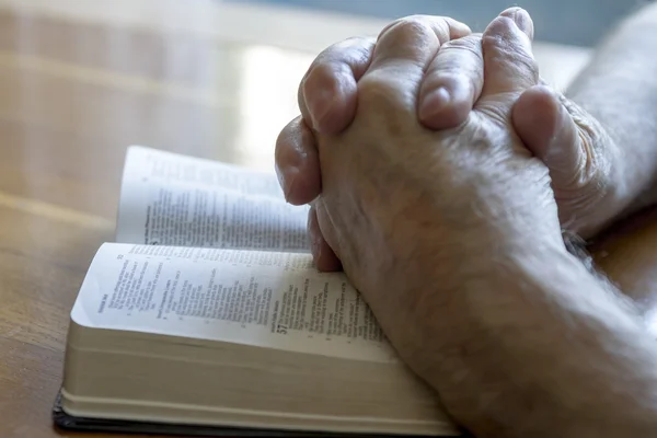 Modlitwa ręce stary — Zdjęcie stockowe