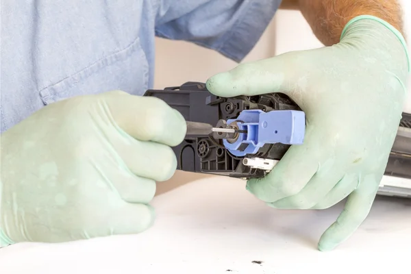 Handen herstellen toner Cartridge-Printle.nl — Stockfoto