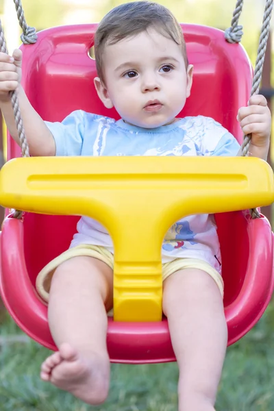 Bébé garçon dans swing — Photo