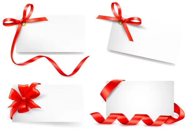 Набор карточек с красными бантами в подарок с лентами — стоковый вектор