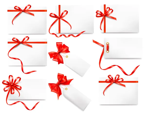 Ensemble de billets de cartes avec noeuds cadeaux rouges avec rubans — Image vectorielle