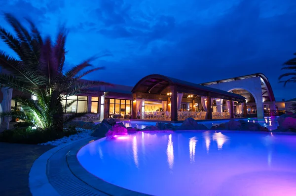 Lado de la piscina de noche de hotel rico — Foto de Stock