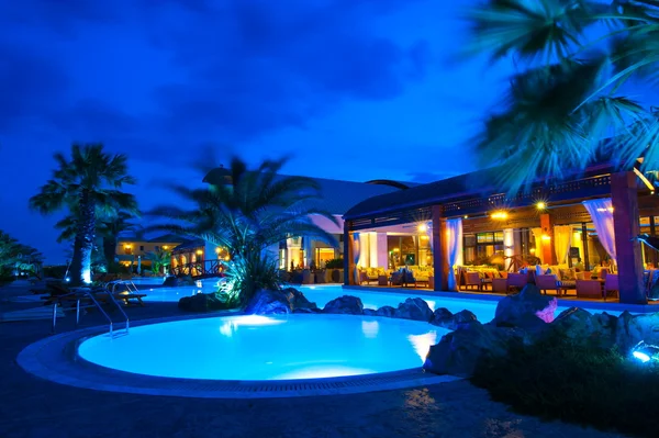Lado de la piscina de noche de hotel rico —  Fotos de Stock