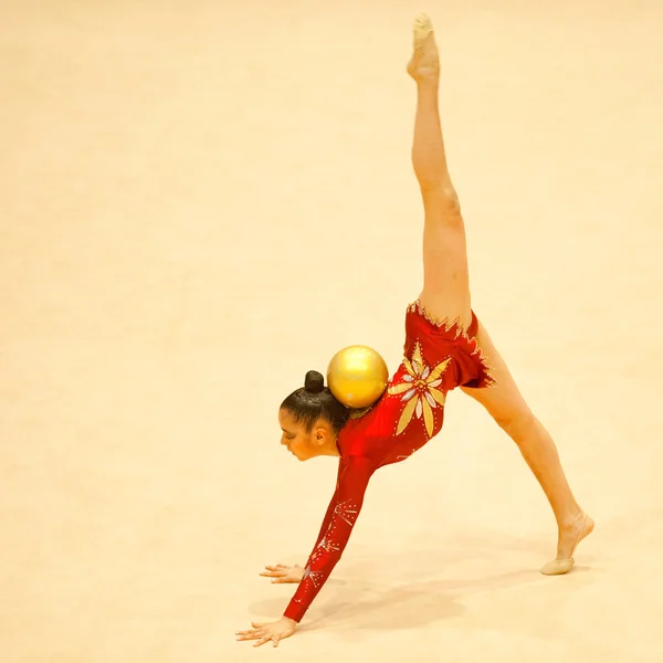 Onbekende gymnast presteert tijdens de irina deleanu oranje trophy — Stockfoto