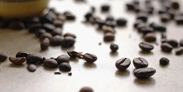 Verspreide koffie bonen — Stockfoto