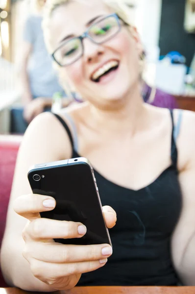 Meisje met een smartphone — Stockfoto