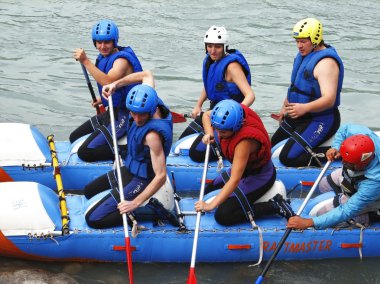 Dalgalar binmek. Tekne park. Rafting