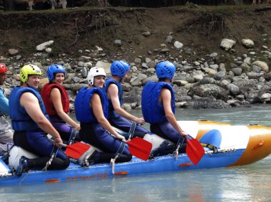 Dalgalar binmek. Tekne park. Rafting