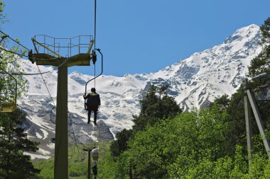 Teleferik sandalyelere. Kafkas Dağları