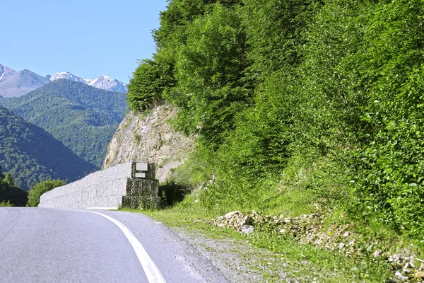 Strada che conduce tra le montagne. Caucaso viaggi — Foto Stock