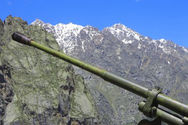 Kuzey Osetya dağlar arasında hava silah