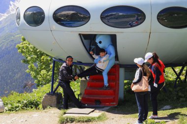 alien ufo yakınlarında küçük bir çocuk çalmak