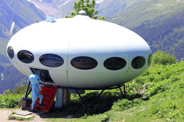 alien UFO o iniş dağlar arasında girme.