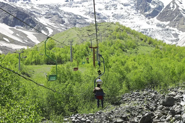 Auf den Sesseln der Seilbahn. Kaukasische Berge — Stockfoto