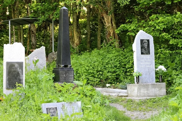 Bergsteiger-Friedhof in den Kaukasusbergen. dombay sommerzeit — Stockfoto