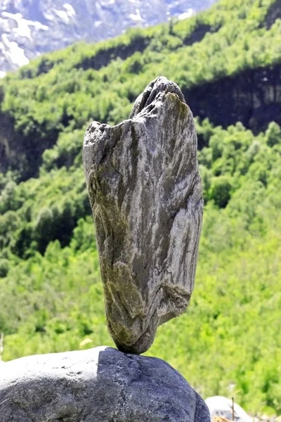 Ισορροπημένες πέτρες κοντά στον ποταμό Καύκασο — Φωτογραφία Αρχείου