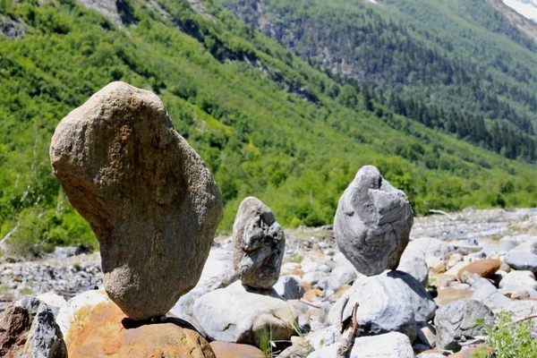 Piedras balanceadas cerca del río de montaña del Cáucaso —  Fotos de Stock