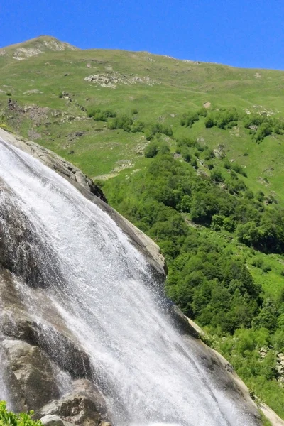 Alibek wodospad. Dombay góry. Północnej caucas — Zdjęcie stockowe
