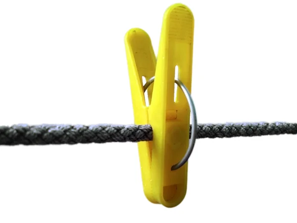 Roupas amarelas peg e corda no fundo branco isolado — Fotografia de Stock