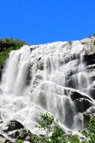 Cachoeira Alibek. Montanhas Dombay. Cáucaso do Norte — Fotografia de Stock