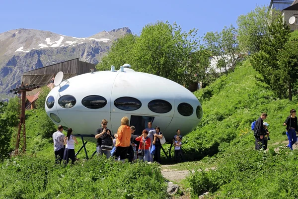 People around UFO that landing between caucasus mountains — Stock Photo, Image