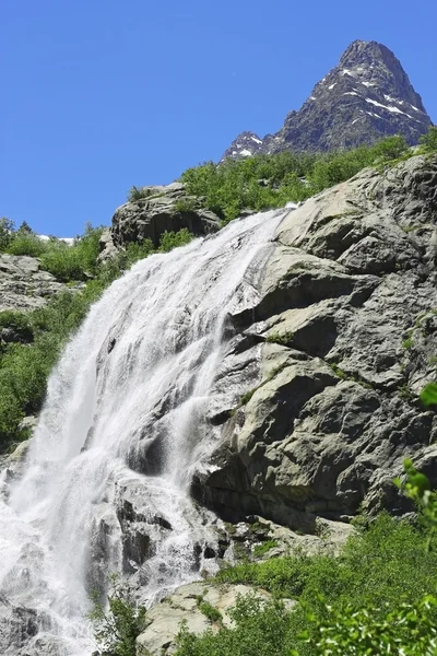 Alibek vattenfall. Dombay berg. den norra caucas — Stockfoto