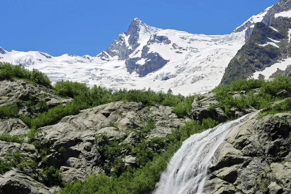 Alibek waterval. dombay bergen. de noordelijke caucas — Stockfoto