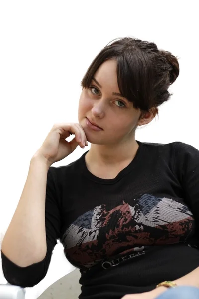 Giovane ragazza in t-shirt nera isolata sullo sfondo bianco — Foto Stock